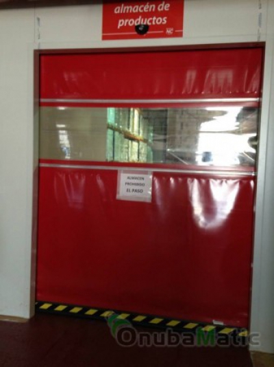 Instalación de puerta rápida de lona en almacenes de Nutricenter, Pol. Indutec en San Juan del Puerto.