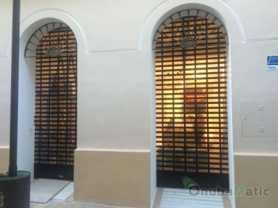 Persianas Collbaix lacada ral negro Mod. troquelada con policarbonato en tiendas tezenis (Huelva)