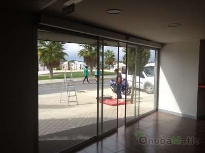 Puerta automatica de cristal en instalaciones Prado Sport de Lepe