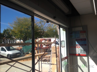 Puerta automatica de cristal en Supermercado DIA Calañas