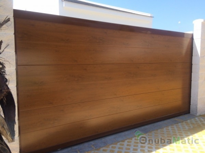 Puerta corredera automática instalada en La Monacilla (Aljaraque)