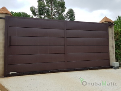 Puerta corredera en Valverde del Camino (Huelva)