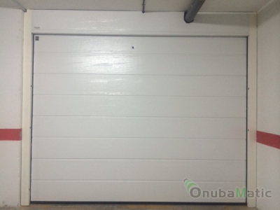 Puerta seccional Hormann en garaje privado en Punta Umbria con desbloqueo exterior.