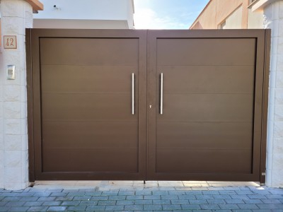 Puerta corredera en aluminio soldado en Aljaraque (Huelva)